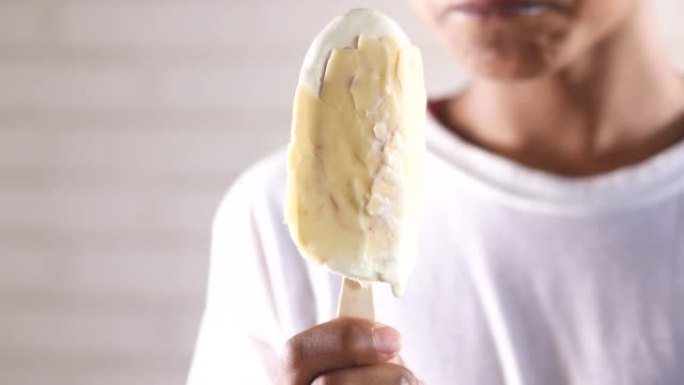十几岁的男孩吃瓦尼拉风味冰淇淋