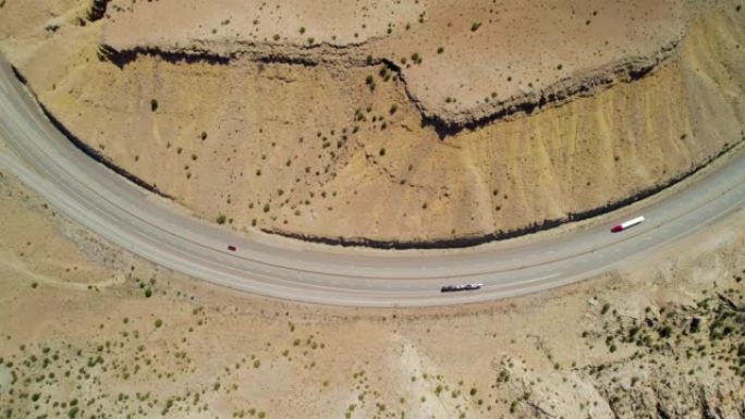 犹他州峡谷附近70号州际公路的鸟瞰图。西南沙漠的道路交通