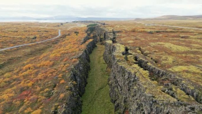 两个构造板块的山脊彼此远离，冰岛Thingvellir