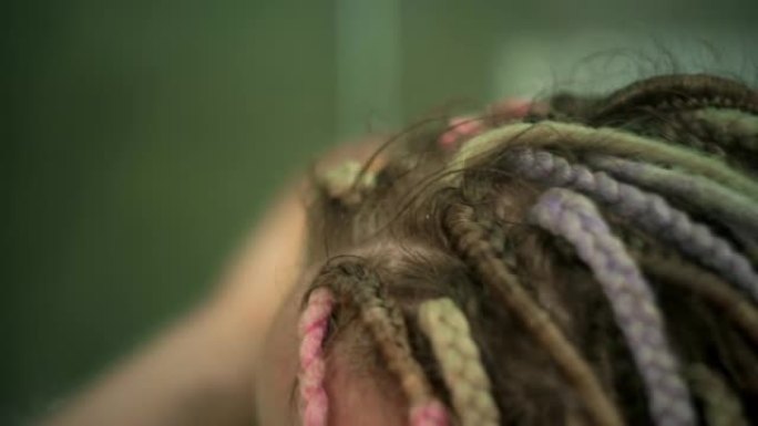 手握海绵，摩擦她的头皮。用非洲辫子洗头