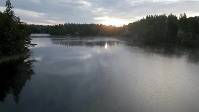 早晨日落，湖上有薄雾