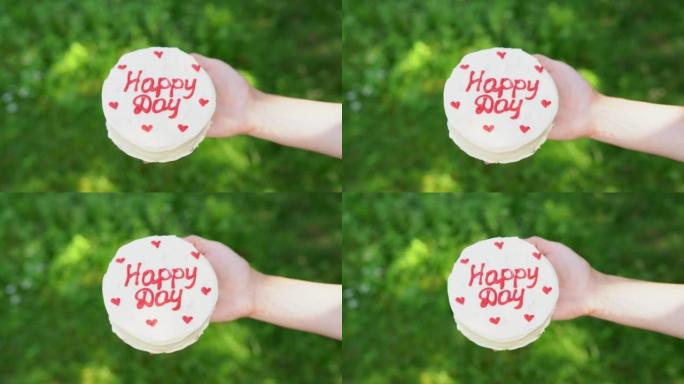美味的便当蛋糕，上面刻有happy day和red hearts-生日快乐礼物。在夏天的晴天，一个女
