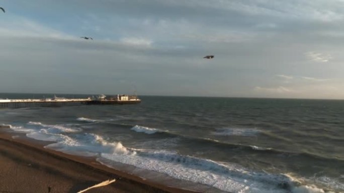 美丽的布莱顿海滩4k视频。英国布莱顿的神奇日落和暴风雨天气。