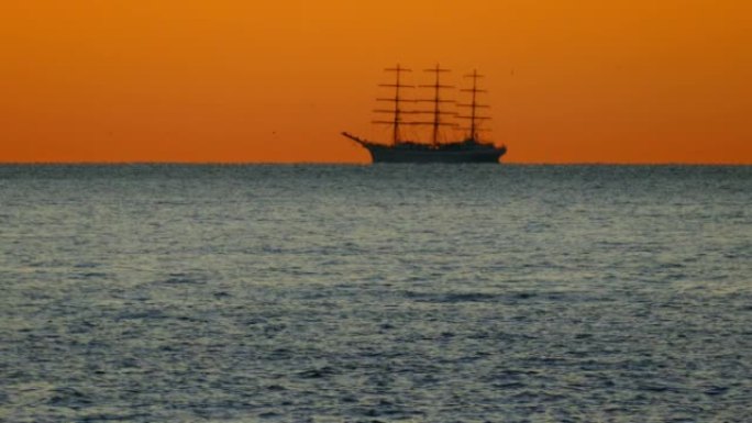 海景-海中高大的船-日落时的轮廓