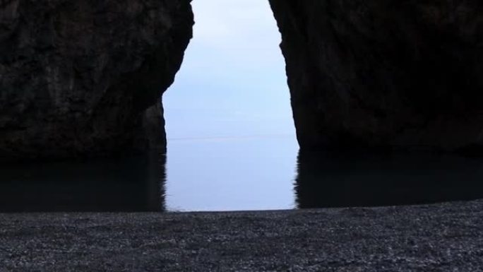 意大利海岸鸟瞰图。第勒尼安海中的岩石。普拉亚村和著名旅游风景区，卡拉布里亚。大自然之美。自然背景