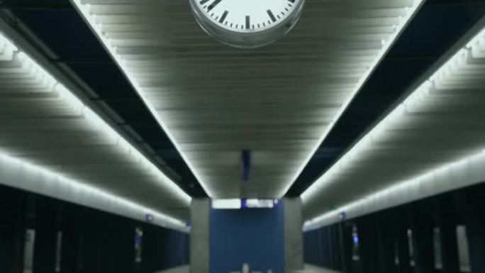空火车站的钟。