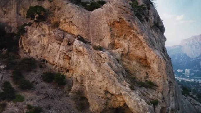 克里米亚夕阳下的岩石裂缝。无人机航拍。