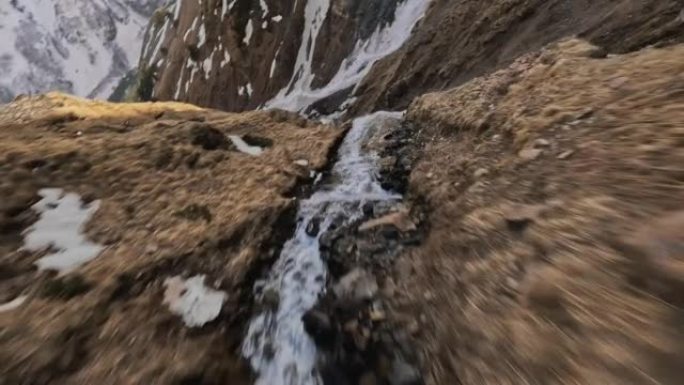 FPV运动无人机潜水瀑布坠落羚羊群运行悬崖石峰会