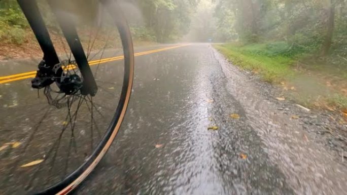 雨中骑自行车