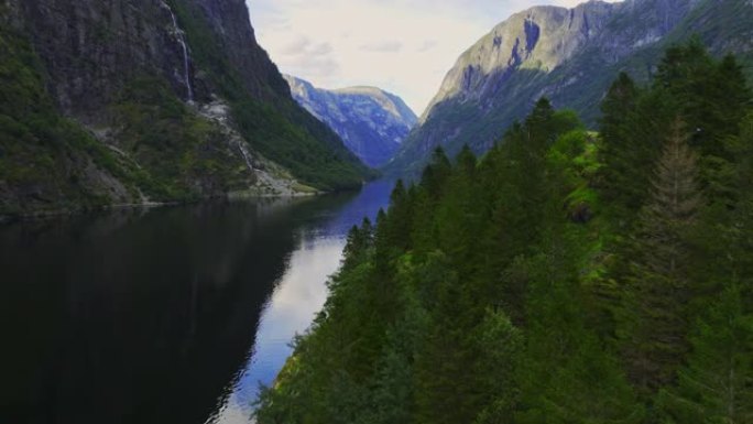 挪威湖泊的风景鸟瞰图