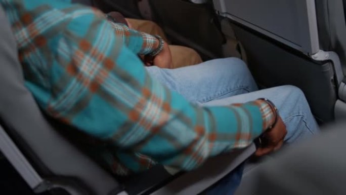 非裔美国人乘客安全紧固飞机安全带