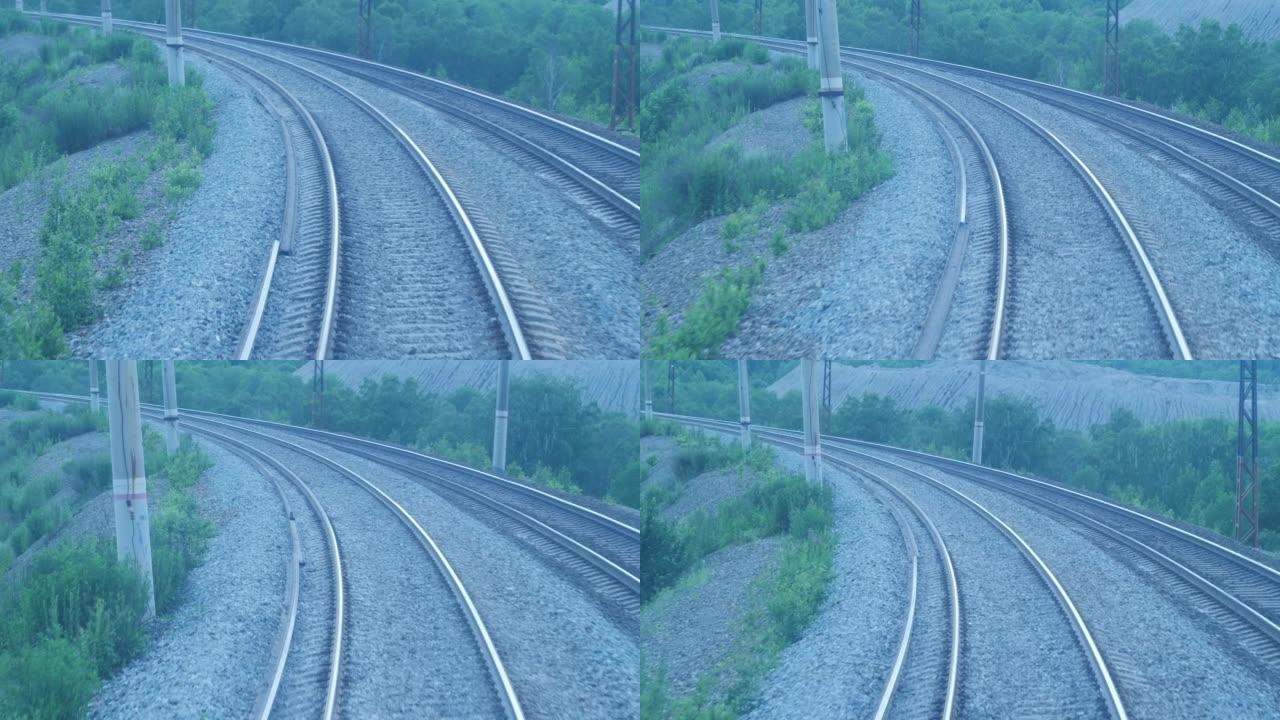 坐火车，在夏日从火车的最后一辆车到铁路，铁轨和卧铺的景色。铁路运输。慢动作。火车旅行