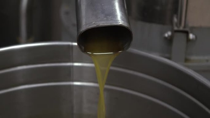 制作橄榄油，从橄榄油工厂的最后一根管子里出来