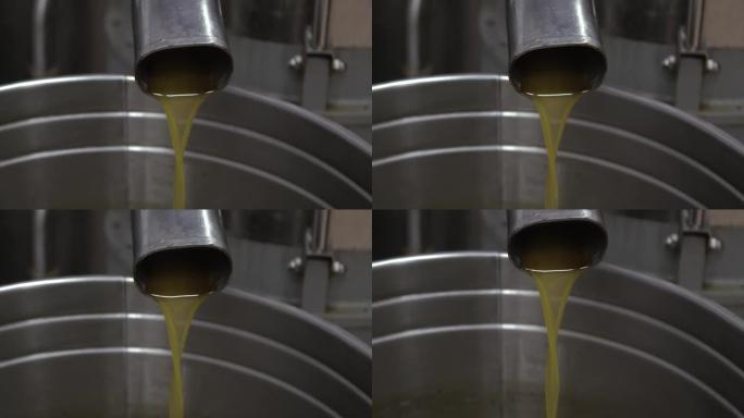 制作橄榄油，从橄榄油工厂的最后一根管子里出来