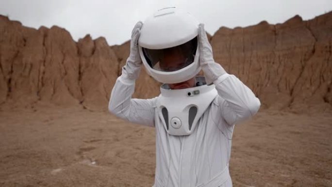 一位科学家戴上特殊套装的头盔，在辐射的危险区域工作