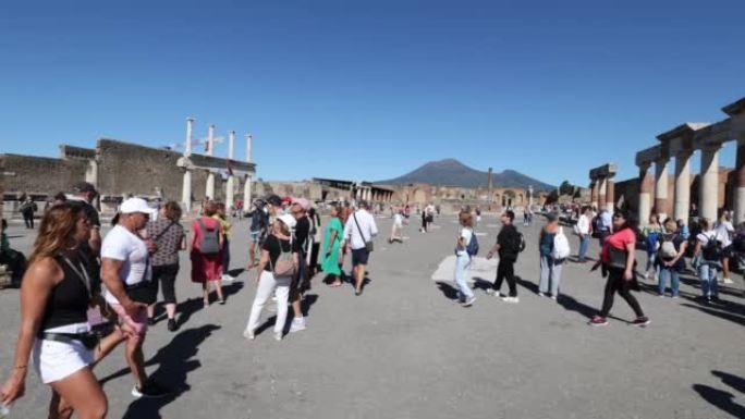 游客参观意大利南部庞贝古城遗址