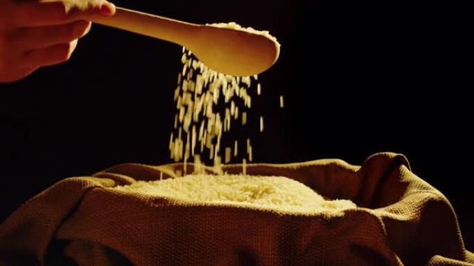 玉米粉质地特写，玉米面在黑色背景上。收获季节。金玉米粉。美食视频概念。健康饮食，素食。