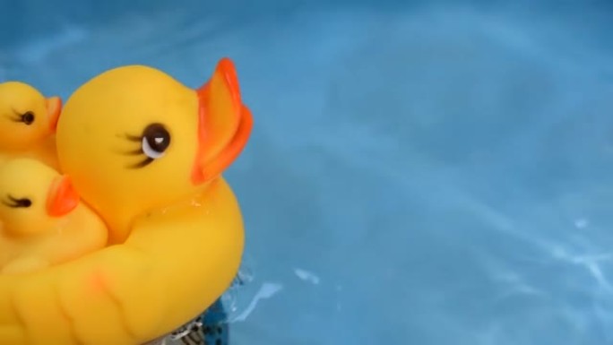 黄色橡皮鸭漂浮在水蓝色背景中