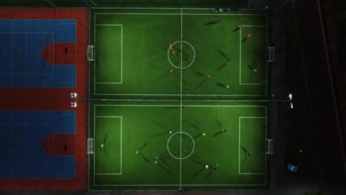 迷你足球比赛的鸟瞰图，足球。无人机的小型足球场和足球运动员