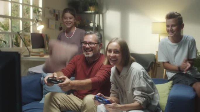 家庭在家里一起玩电子游戏