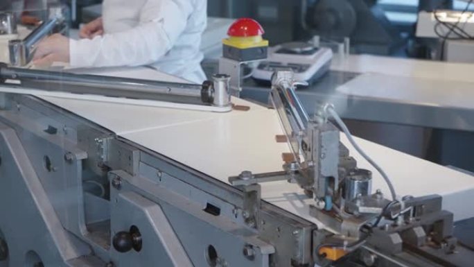 工业工厂的巧克力生产自动化机器人生产线，慢动作