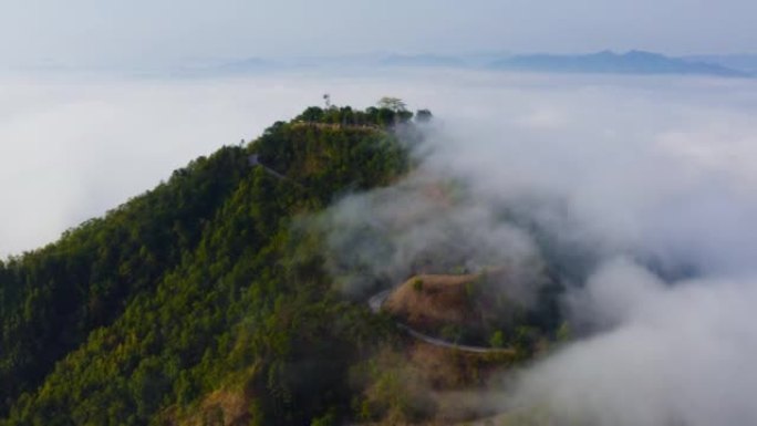 环绕云层的高山的常规镜头