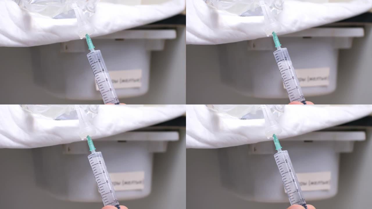 医生用注射器针头用溶液刺穿玻璃卷中的软木塞，并抽出一剂药物。医生为生病的病人准备注射药物。