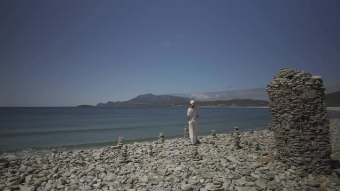 爱尔兰阿基尔岛龙骨海滩一名白衣白帽白人妇女的视频