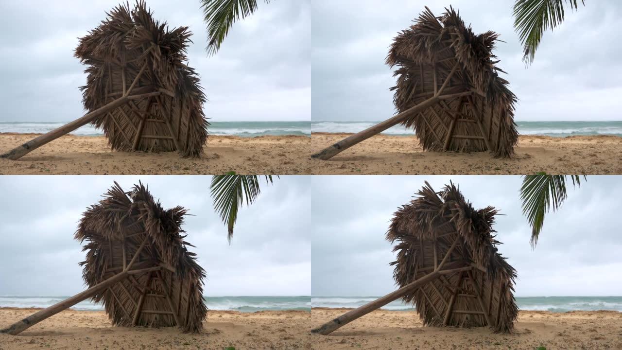 暴风雨过后的热带海滩。由棕榈树叶子制成的落伞。澳门台风过后的海滨