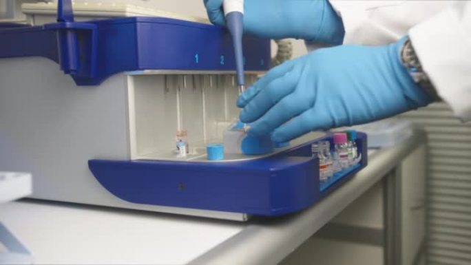 真正的医学科学家使用微量移液器进行分析。
