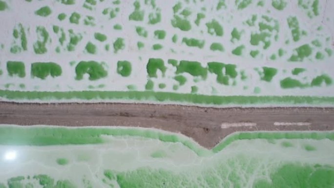 中国茫崖市盐湖的空中平移视图