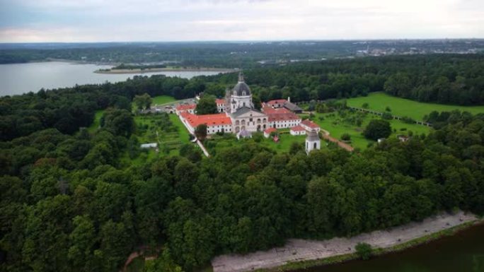 立陶宛考纳斯Pazaislis修道院和探视教堂的美丽景色