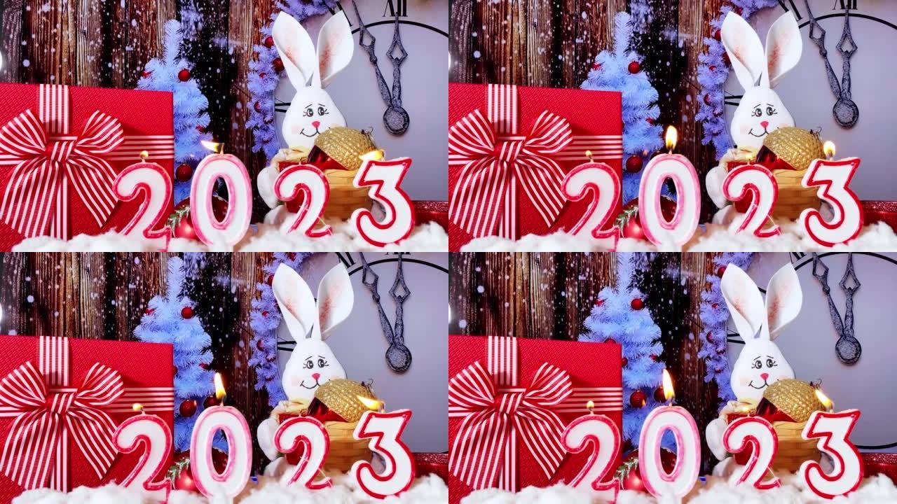 新年快乐2023。2023由蜡烛在节日圣诞背景与时钟拨盘。十二点前五分钟。白色的新年树，红球。倒计时