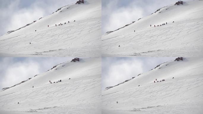 一群人在国外滑雪和单板滑雪，自由式滑雪和滑雪板在深深的粉末雪中。极限冬季运动