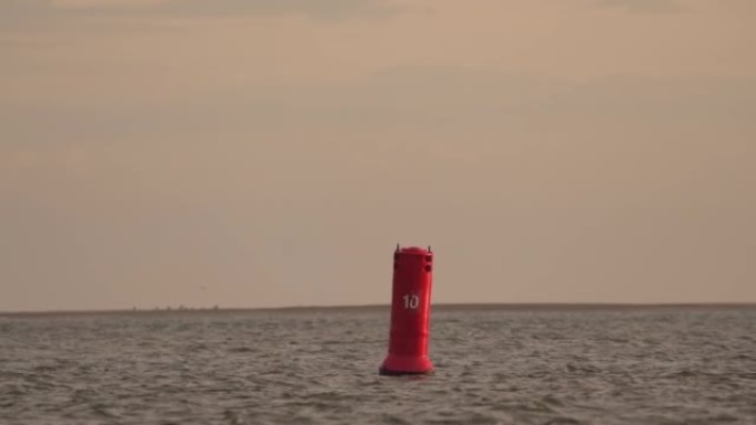 漂浮在水面上的红色浮标