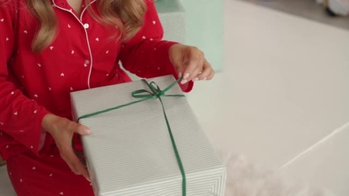 女孩解开礼品盒上的丝带