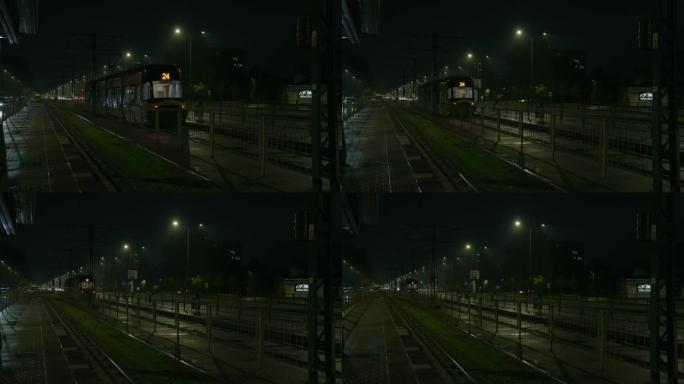 夜市阴雨秋雾天气。哥谭市情绪。电影风格。华沙。24号铁路和火车。