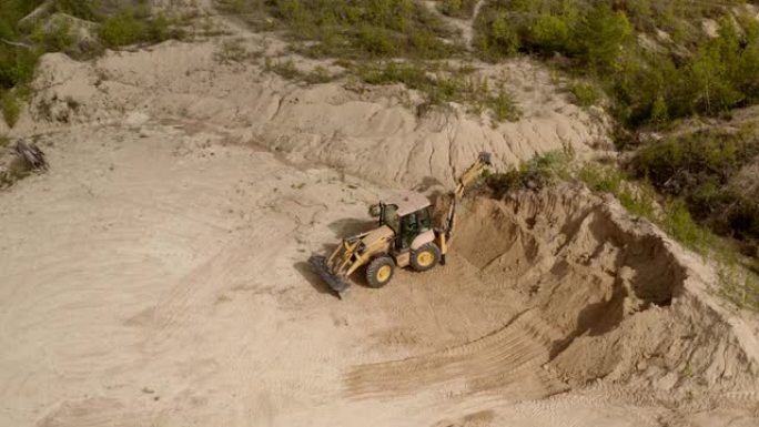 推土机挖掘机在沙子沉积中工作