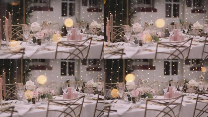 婚礼用金色和玫瑰餐桌装饰的餐厅内部