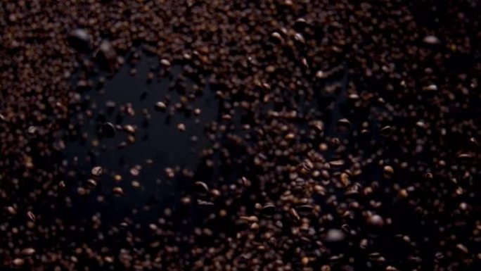 黑暗背景下神奇的咖啡粒。优质烤豆飞舞。