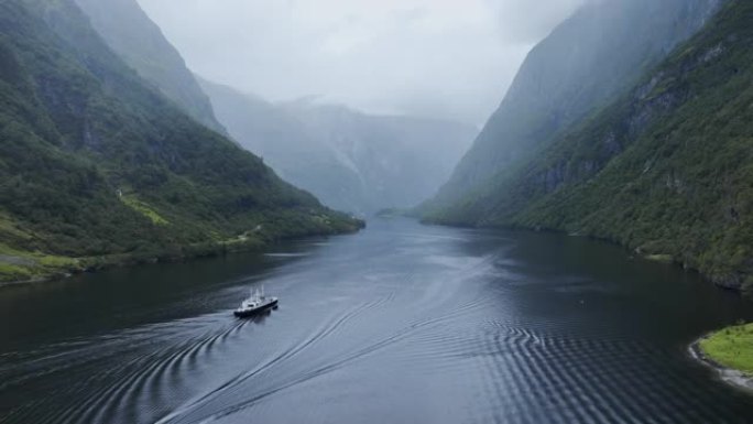 挪威峡湾上船只的风景鸟瞰图