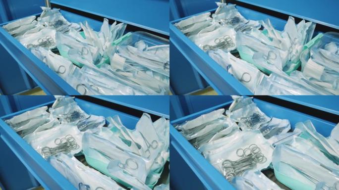 蓝色盒子包含装在真空袋中的无菌手术器械。仪器的真空包装允许仪器的长期储存和运输而不违反无菌。