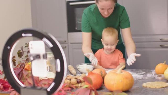 女人博主录制视频烹饪自制秋季饼干妈妈宝宝一起