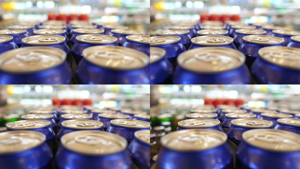 铝罐的特写镜头站在商店的专门架子上，里面装有含气体的饮料。大量的啤酒，苏打水，具有较长保质期的鸡尾酒