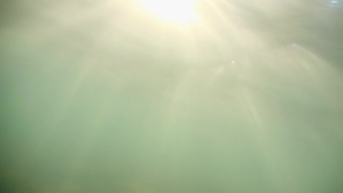 溺水。呆在水面以下。看着太阳光穿透水面，慢慢沉入水底。完美的背景。