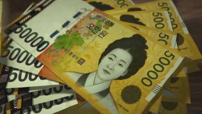 韩国赢得50000钞票落在桌子上