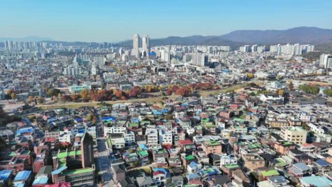 水原: 秋天色彩的韩国城市鸟瞰图，湛蓝的天空-从上方看东亚的风景全景