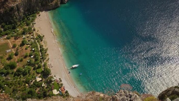 在土耳其费特希耶 (Fethiye) 阳光明媚的夏日，蝴蝶谷 (Butterfly Valley) 