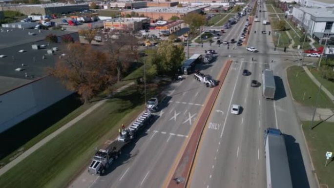 翻倒卡车阻塞交通的道路交通事故的鸟瞰图。内珀维尔。伊尔。美国，2022年11月15日。