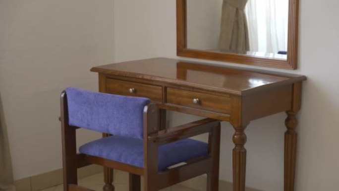室内设计的棕色椅子在桌子前，房间里有镜子